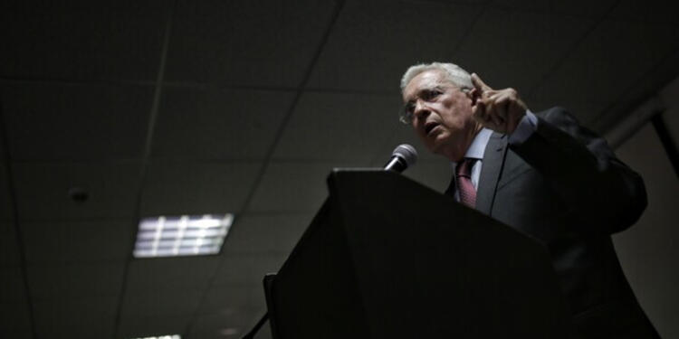 Álvaro Uribe Vélez Álvaro Uribe Vélez en la reunión de urgencia del Centro Democrático