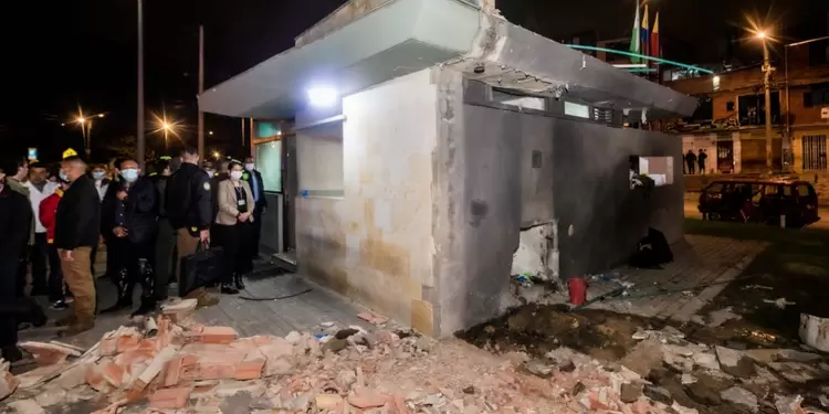 Atentado a CAI en Bogotá Atentado a CAI en Bogotá dejó 11 heridos y un niño muerto.