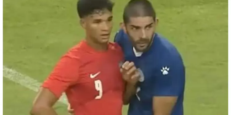 Critican a jugador le tocó partes íntimas a delantero rival Critican a jugador le tocó partes íntimas a delantero rival