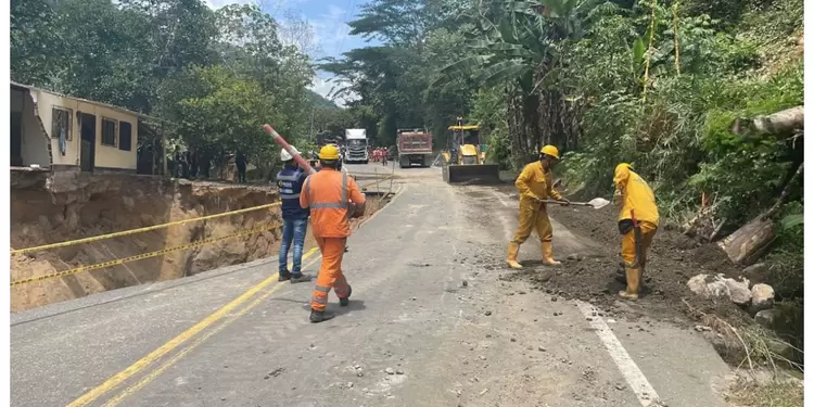 Derrumbe en Autopista Medellín - Bogotá Derrumbe en Autopista Medellín - Bogotá