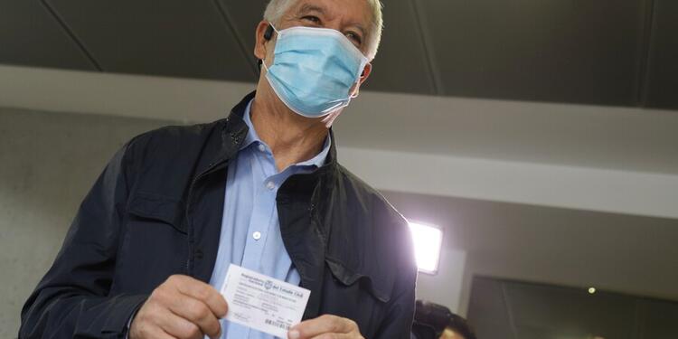 Enrique Peñalosa votando en la jornada de consultas realizadas en Colombia
