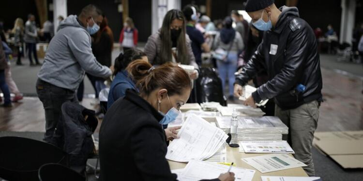 Jurados de votación Jurados de votación contando votos en las elecciones en Colombia 2022