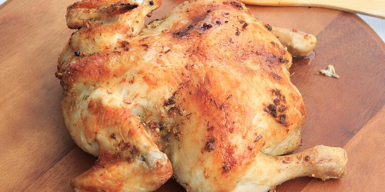 Pollo cocinado con un horno. Pollo cocinado
