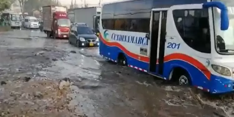 Trancón calle 13 por inundaciones