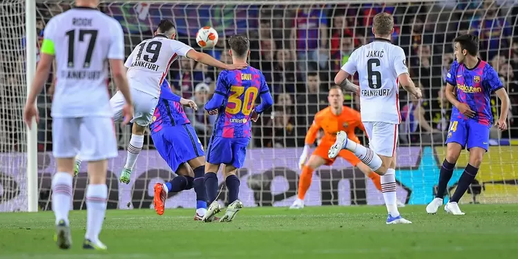 Gol de Rafael Santos Borré al Barcelona en la Europa League