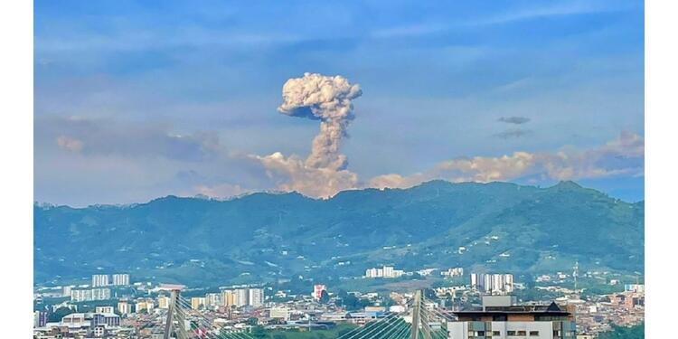 volcán Nevado del Ruiz emitió una columna de ceniza superior a los 3.000 metros