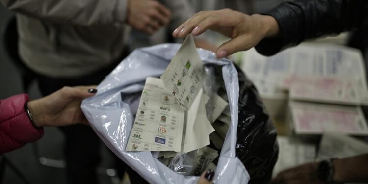Elecciones Congreso 2022 Rompen los tarjetones que no fueron usados en las elecciones al Congreso 2022
