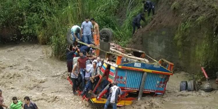 Accidente de chiva En este incidente vial una persona falleció y otra continúa desaparecida.