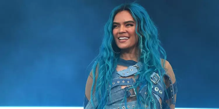 Karol G y el porqué tiene tinturado de azul su cabello
