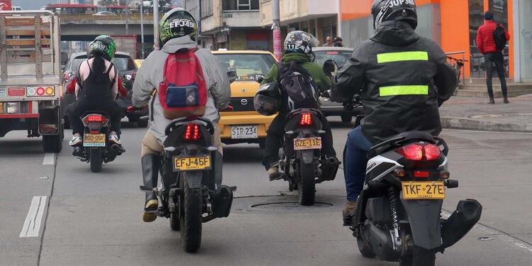 Motociclistas deben llevar la placa en el casco que sea clara