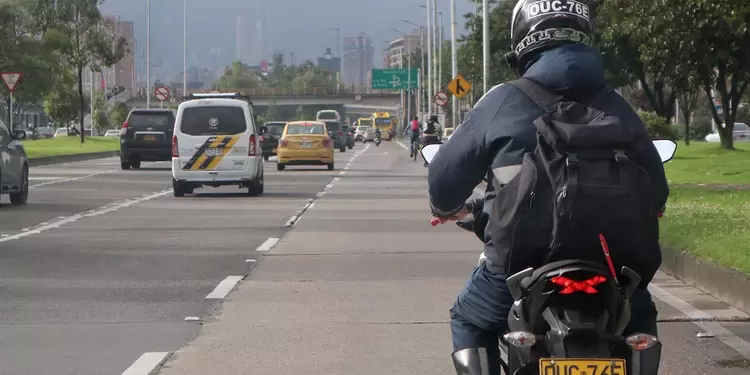 Motociclistas deben llevar la placa en el casco que sea clara