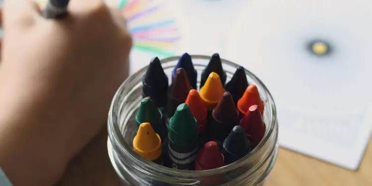 Niño en colegio Niño escribiendo en cuaderno