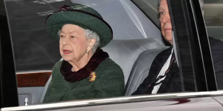 Reina Isabel desplazándose en el vehículo de la realeza