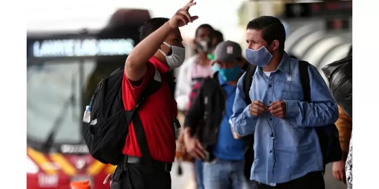 Hombre indicando en Transmilenio
