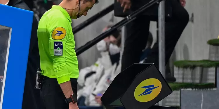 VAR en partido de fútbol VAR en partido de fútbol