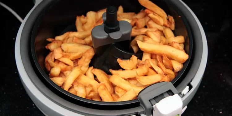 Freidora de aire para preparar papas ala francesa Freidora de aire con papas ala francesa
