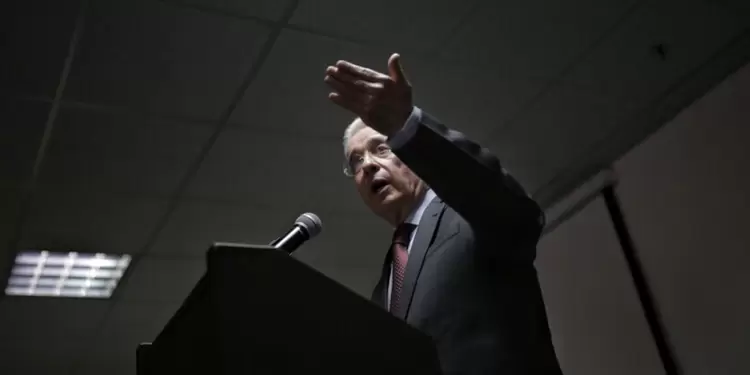 Álvaro Uribe Vélez Álvaro Uribe Vélez, expresidente de Colombia
