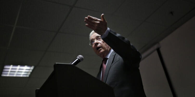 Álvaro Uribe Vélez Álvaro Uribe Vélez, expresidente de Colombia