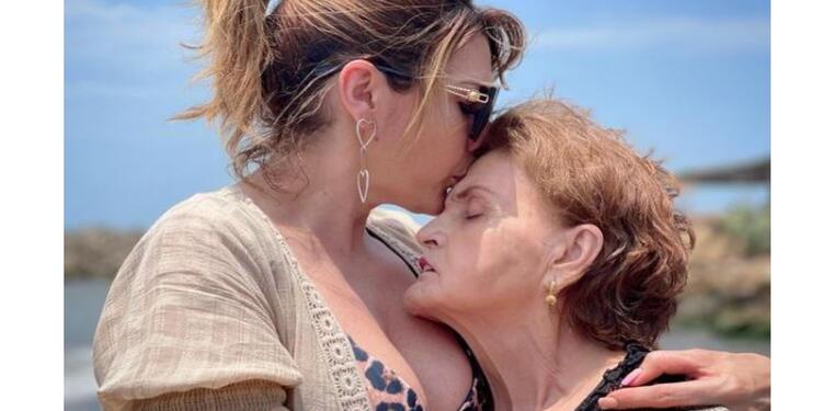 Ana Karina Soto abrazando a su mamá