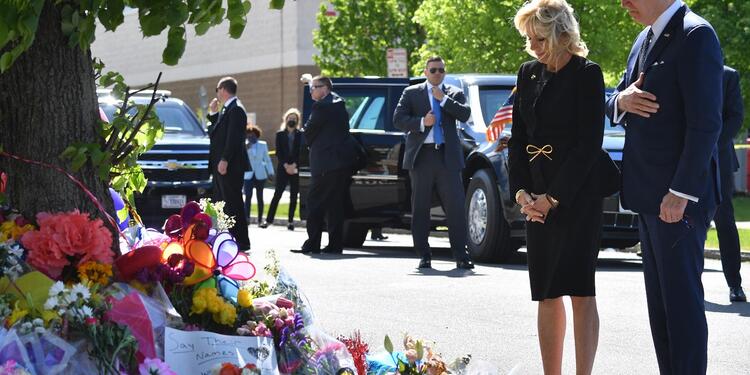 Joe y Jill Biden visitan la zona del tiroteo en Buffalo, Nueva York