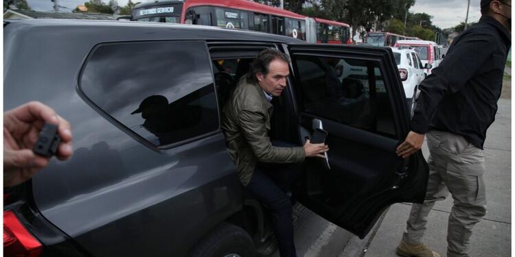 Federico Gutiérrez en Bogotá Federico Gutiérrez se baja de su camioneta en calle de Bogotá