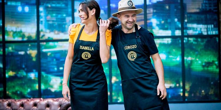 Isabella Santiago y Corozo con delantal negro de Master Chef Isabella Santiago y Corozo con delantal negro