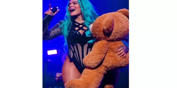 Karol G y el osito dormilón que le regalaron Jean Carlos Centeno y Jorge Celedón