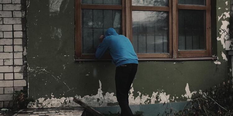 Ladrón intenta ingresar a una casa Ladrón de casas