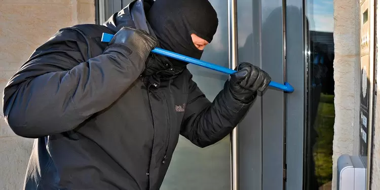 Ladrones irrumpiendo en un hogar Ladrones irrumpiendo en un hogar