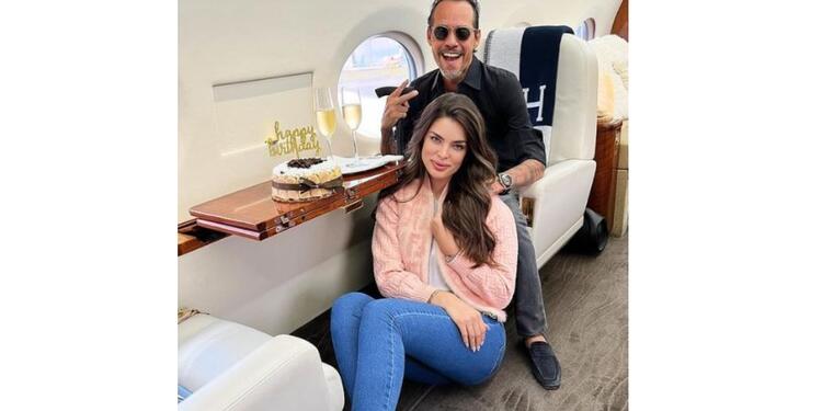 Marc Anthony y Nadia Ferreira en el avión privado del artista