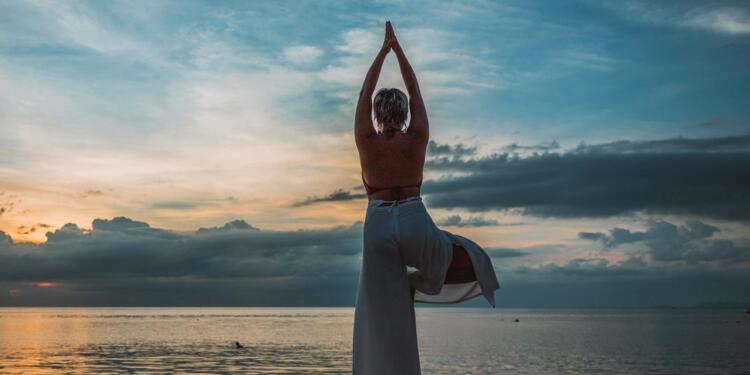 Cómo mejorar la meditación Una mujer meditando