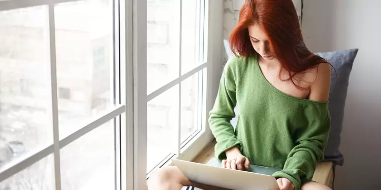 Mujer utilizando un pc portátil Mujer utilizando un pc portátil