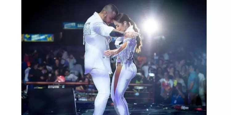 Paola Jara y Jessi Uribe en concierto en Festival Vallenato