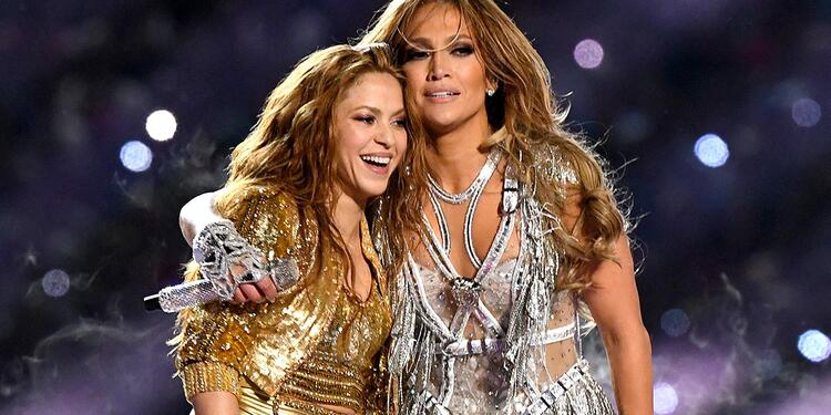 Shakira y Jennifer López compartiendo un show Shakira y Jennifer López compartiendo tarima