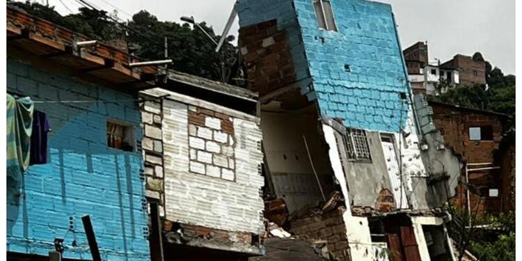 Viviendas colapsadas en la Comuna 13 de Medellín Viviendas colapsadas en la Comuna 13 de Medellín