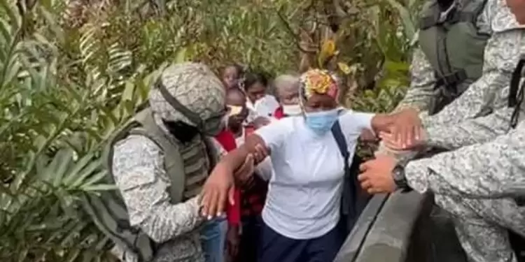 La Armada llegó hasta el Estero para rescatar a las victimas