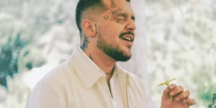 Christian Nodal, blanco de críticas por querer robarle un beso a una fan Christian Nodal, blanco de críticas por querer robarle un beso a una fan