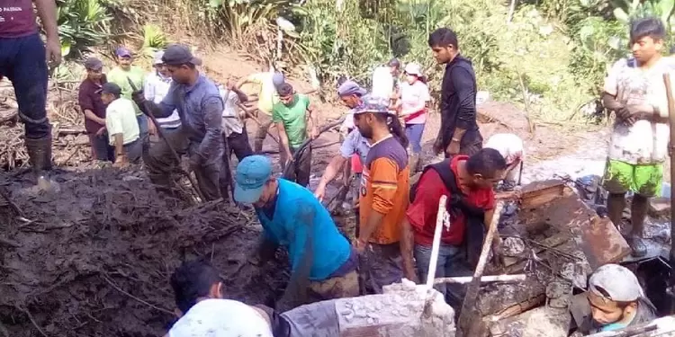 Familia sepultada por derrumbe