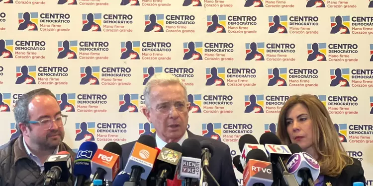 Expresidente Álvaro Uribe, en rueda de prensa en el Centro Democrático