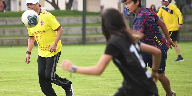 Gustavo Petro jugando fútbol Gustavo Petro jugando fútbol