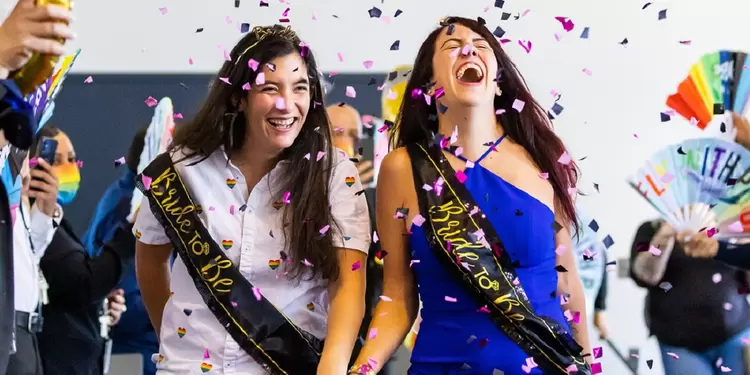 Asistente de vuelo le pide matrimonio a su novia en avión de orgullo LGBTI Asistente de vuelo le pide matrimonio a su novia en avión de orgullo LGBTI