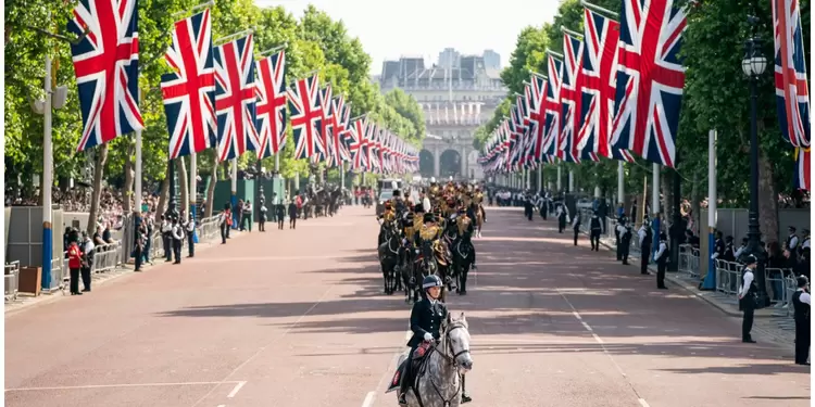 Arranca desfile militar de la Reina Isabel
