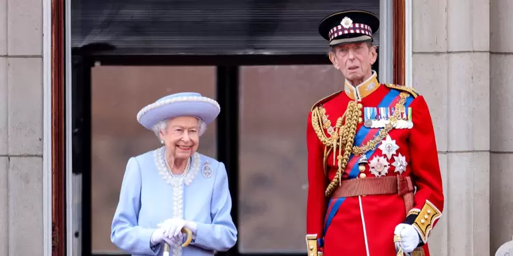 Reina Isabel sale al balcón en la celebración de los 70 años de reinado