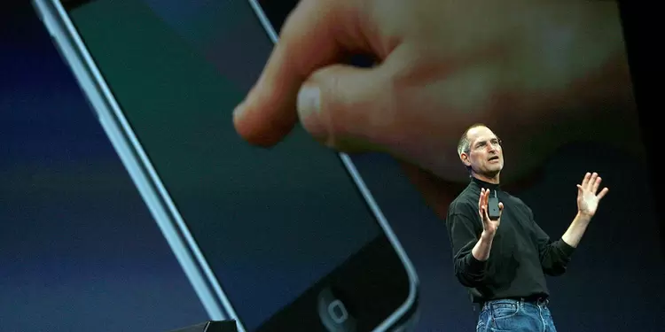 Steve Jobs presentando el primer iPhone Steve Jobs presentando el primer iPhone