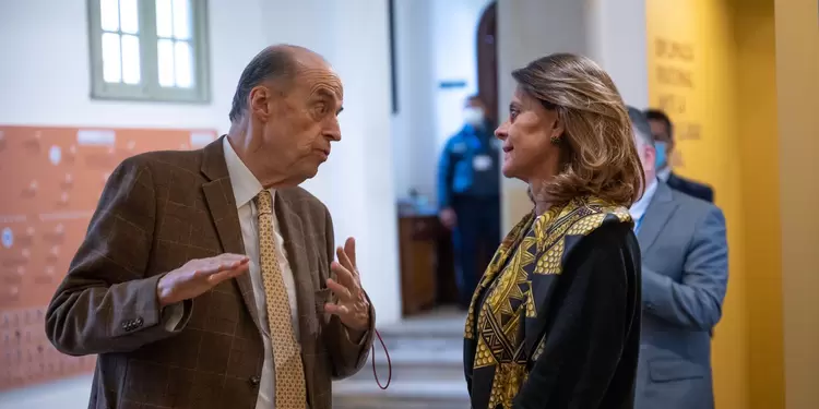 Marta Lucía Ramírez, saliente canciller y Álvaro Leyva, entrante canciller. La vicepresidenta y Canciller, Marta Lucía Ramírez, recibió, en el Palacio de San Carlos (sede del Ministerio de Relaciones Exteriores), al Canciller designado por el gobierno de Gustavo Petro, Álvaro Leyva
