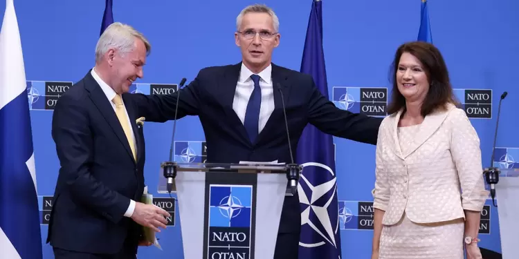 Secretario general de la OTAN abraza al ministro de Asuntos Exteriores de Finlandia y a la ministra de Asuntos Exteriores de Suecia Secretario general de la OTAN abraza al ministro de Asuntos Exteriores de Finlandia y a la ministra de Asuntos Exteriores de Suecia