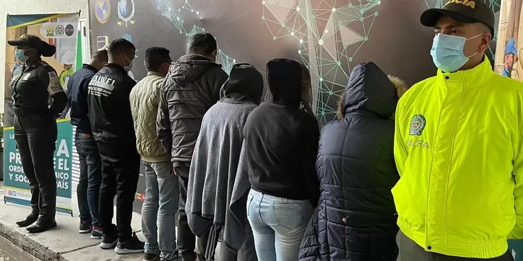 Desmantelan fábrica de licor adulterado en Bogotá Desmantelan fábrica de licor adulterado en Bogotá