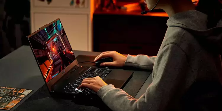 Gamer jugando con su pc portátil Gamer jugando con su pc portátil