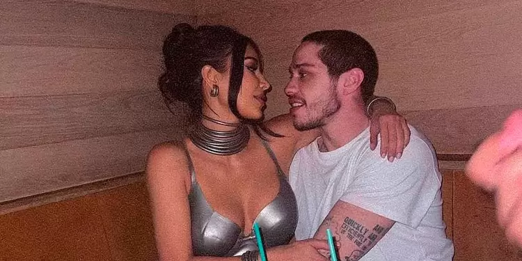 Pete Davidson junto a Kim Kardashian Pete Davidson junto a Kim Kardashian