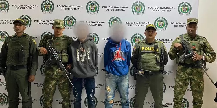 Los capturados deberán responder por el delito de hurto agravado.